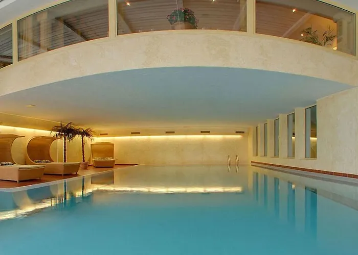 Quadratscha Alpenhotel Szálloda